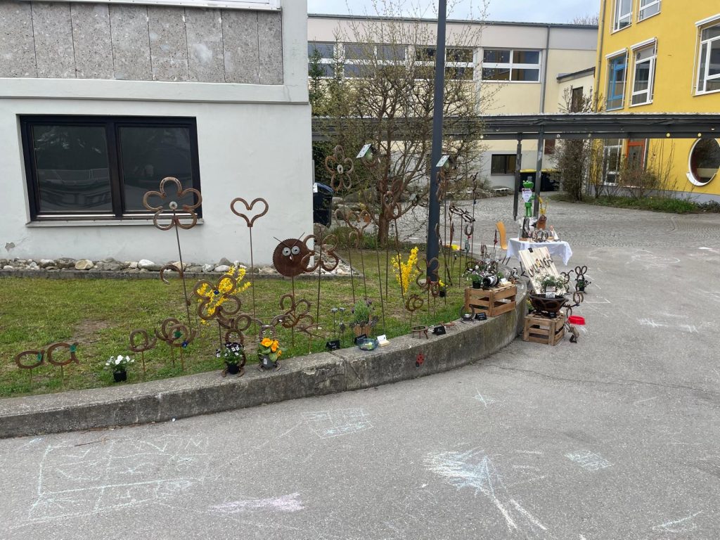 Gartendeko aus Hufeisen, Beton, Werkzeug